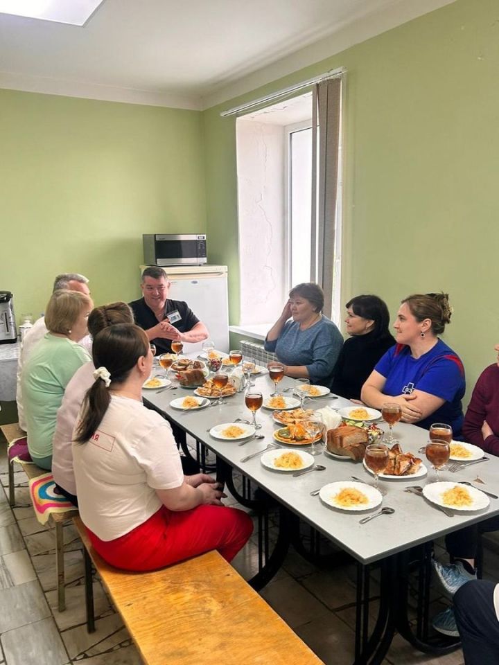 Балтач үзәк хастаханәсендә якыннары махсус хәрби операциядә катнашкан хезмәткәрләрне чәй табынына дәшкәннәр