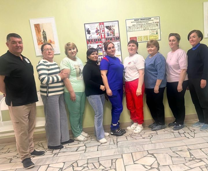 Балтач үзәк хастаханәсендә якыннары махсус хәрби операциядә катнашкан хезмәткәрләрне чәй табынына дәшкәннәр