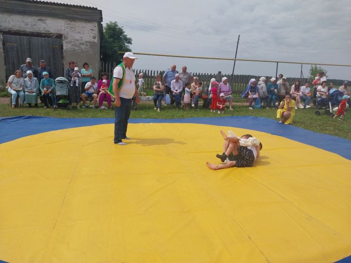 Кенәбашта балалар Сабан туен гөрләткәннәр