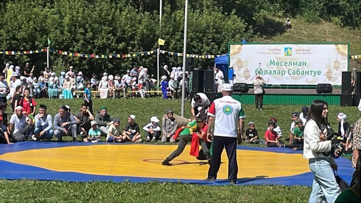 Бөрбашта мөселман балалар Сабан туе узды