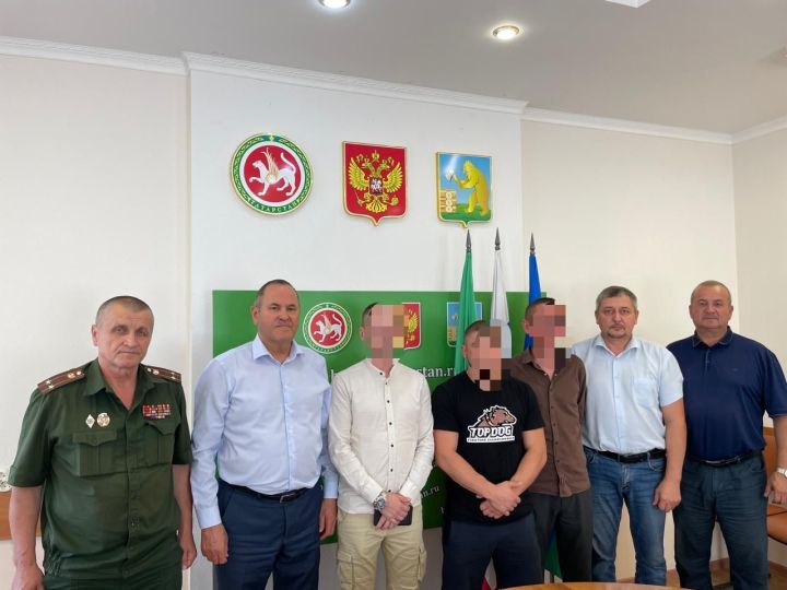 Балтачта ялга кайткан егетләр район башлыгы белән очрашты