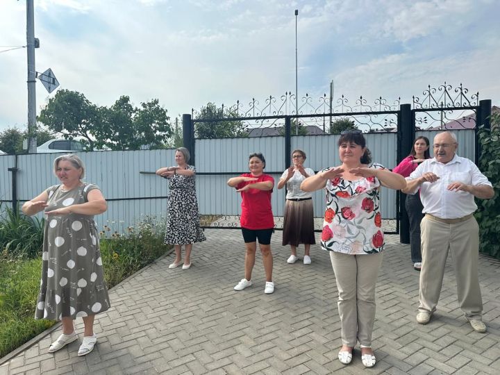 «Хезмәт» коллективы иртәне зарядкадан башлады