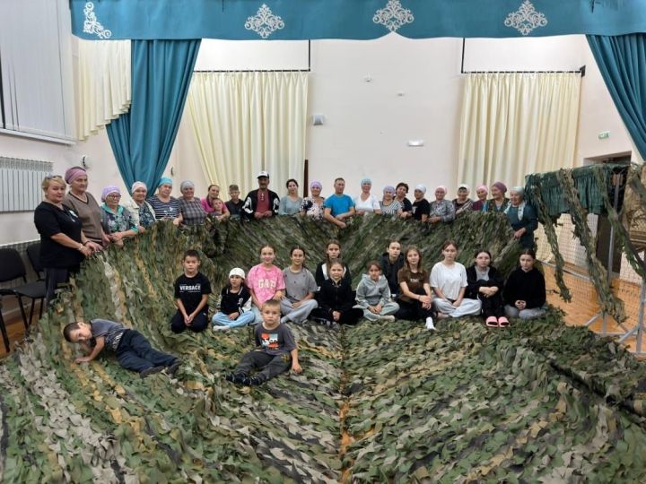 Норма мәктәбенең «Яхшылык кыл» волонтерлары отряды маскировка челтәрләре үрә