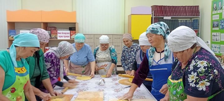 Борнак авыл китапханәсендә  «Үзебезнекеләрне ташламыйбыз» акциясенә кушылып, өй токмачлары кискәннәр