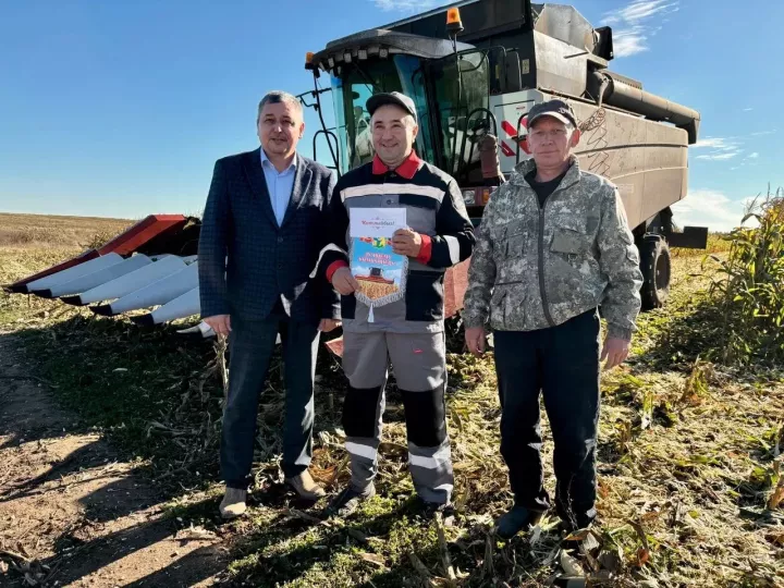 Балтачта кукурузны бөртеккә сугуда нәтиҗәле эшләүчеләргә вымпел тапшырдылар