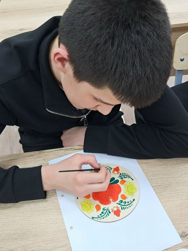 Арча аграр-сәнәгать һөнәр көллиятенең 2нче филиалында ачка рәсем ясау буенча мастер-класс үткәрелде.