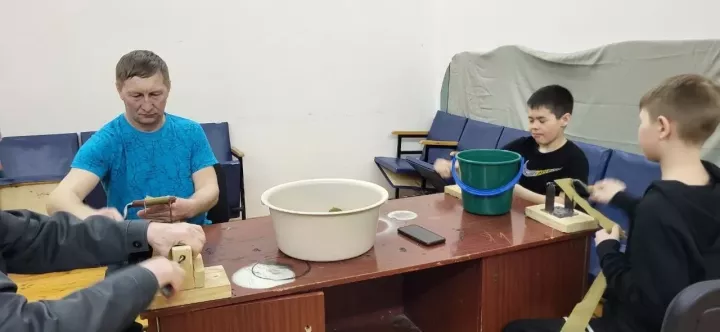 Чапшарлылар кабат сетка үргән, чәйләр тутырган