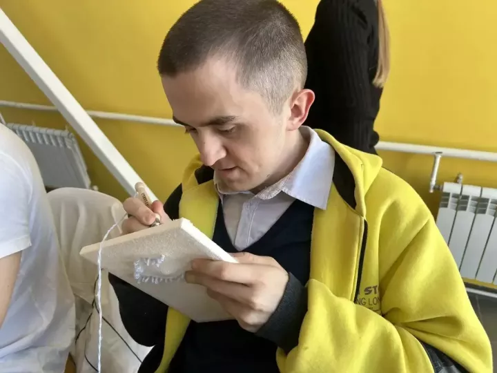 «Хыял» яшьләр үзәгендә мөмкинлекләре чикле кешеләр өчен чигү буенча осталык дәресе үткәрелде