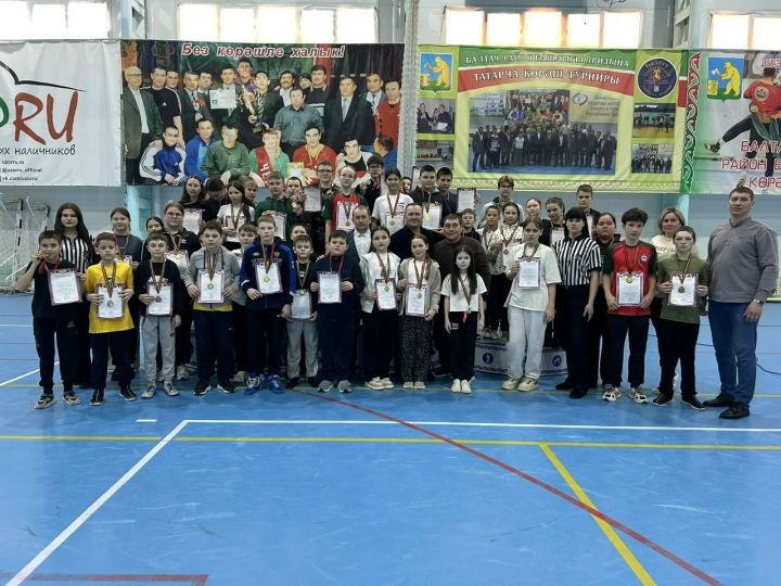 Балтачта спорт мәктәбе тренерлары призына кул көрәше буенча турнир узды