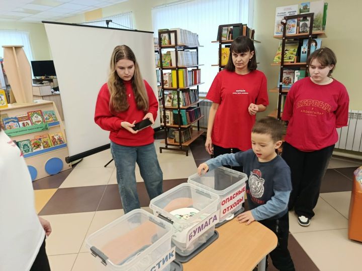 5нче номерлы балалар бакчасының мәктәпкә әзерлек төркеме Үзәк китапханәдә кунакта