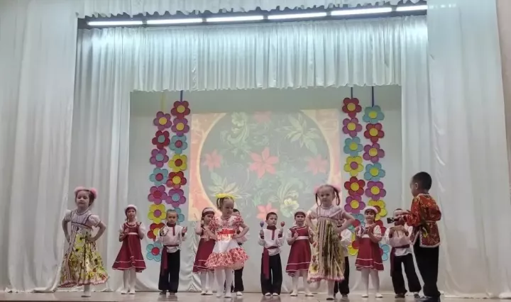 Нөнәгәр авылы мәдәният йортында «Бердәмлектә - безнең көчебез» дип аталган зур концерт булды