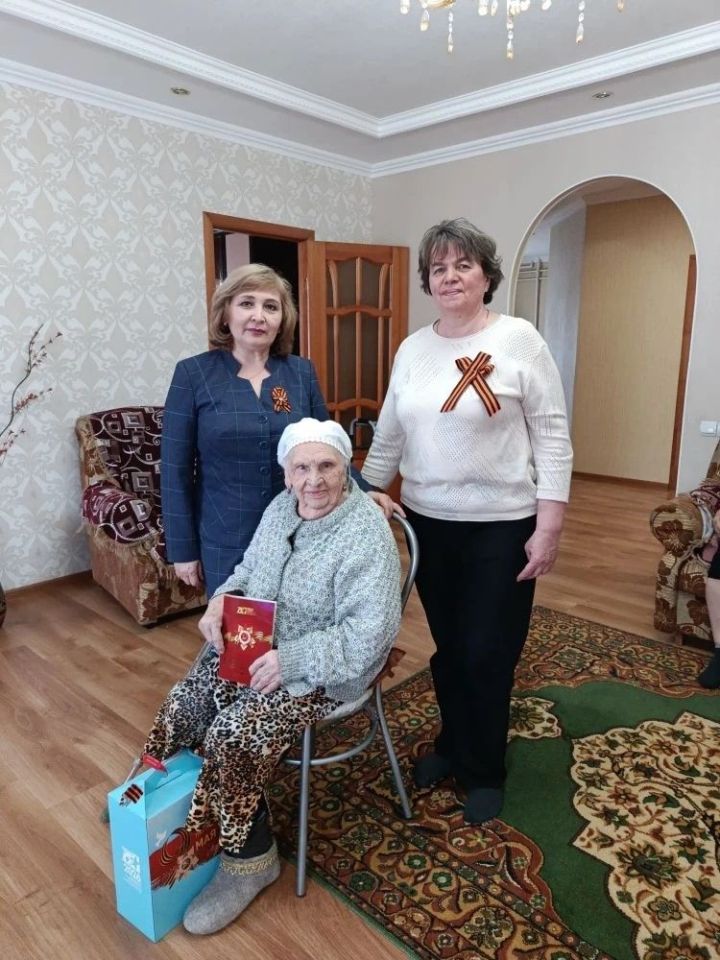 Көнне-төнгә ялгап, ач-ялангач, якынайтты алар Җиңү көнен...
