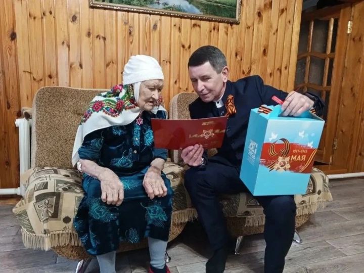 Көнне-төнгә ялгап, ач-ялангач, якынайтты алар Җиңү көнен...