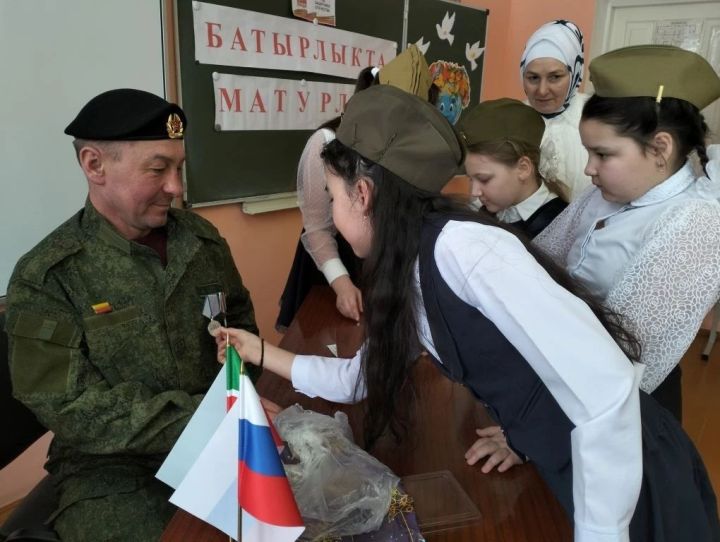 Медалеңне генә тотып карыймчы, абый!