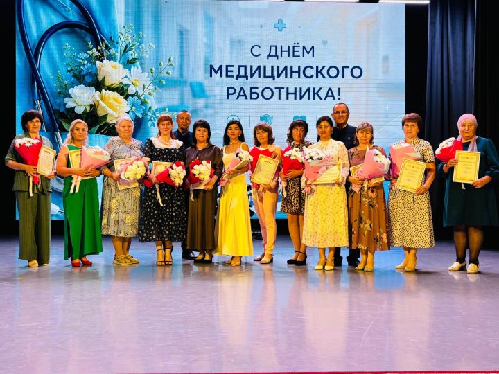 Бүген Балтач  мәдәният үзәгендә районның медицина хезмәткәрләре бәйрәм итте