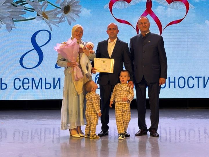 Балтачта дүрт гаиләгә бәйрәм уңаеннан сертификатлар тапшырылды