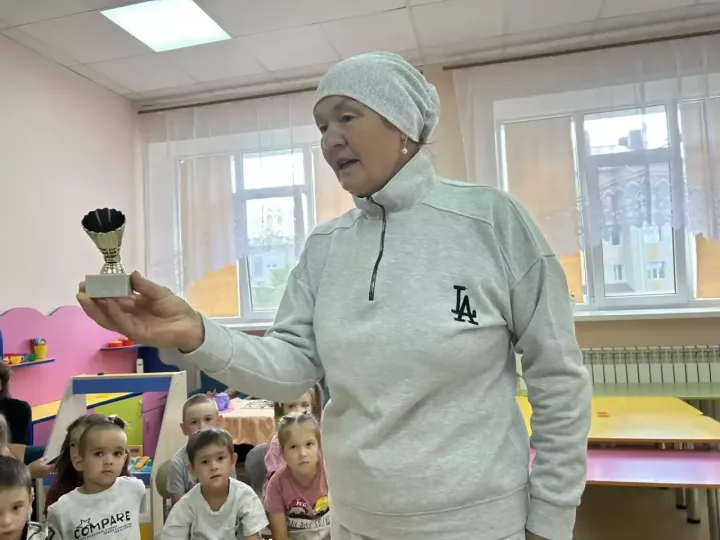Армрестлинг буенча халыкара класслы спорт мастеры балалар белән очрашты