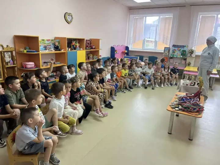 Армрестлинг буенча халыкара класслы спорт мастеры балалар белән очрашты