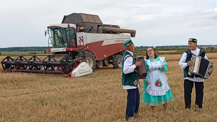Шеңшеңәр басуларына агитбригада чыккан