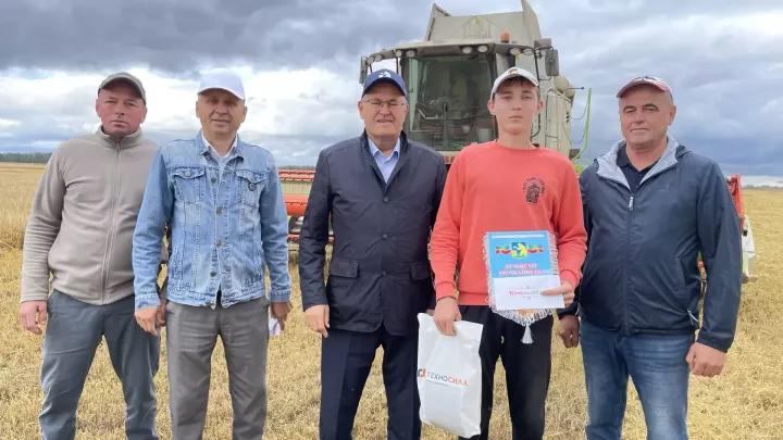 Балтачның уңган комбайнчыларына вымпеллар тапшырылды