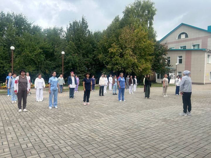 Эш көне спорттан башланды: район оешмаларында зарядка дәвам итә
