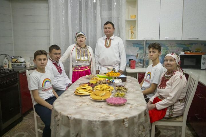 «Өйдә барыбыз да мари телендә сөйләшәбез»